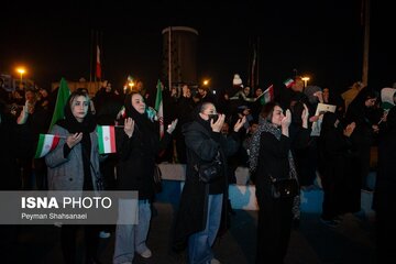 سوگ شبانه اصفهانی‌ها برای رهبری شهید؛ از سلام نظامی به تصویر آیت‌الله خامنه‌ای تا چشم‌های گریان  کودکان و جوانان + تصاویر