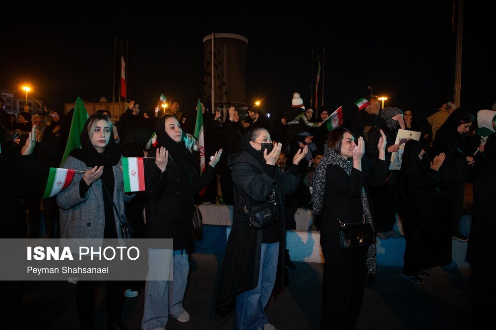 سوگ شبانه اصفهانیها برای رهبری شهید؛ از سلام نظامی به تصویر آیتالله خامنهای تا چشمهای گریان کودکان و جوانان + تصاویر