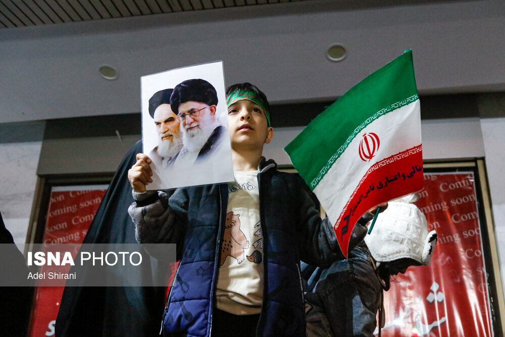 سوگ شبانه اصفهانیها برای رهبری شهید؛ از سلام نظامی به تصویر آیتالله خامنهای تا چشمهای گریان کودکان و جوانان + تصاویر