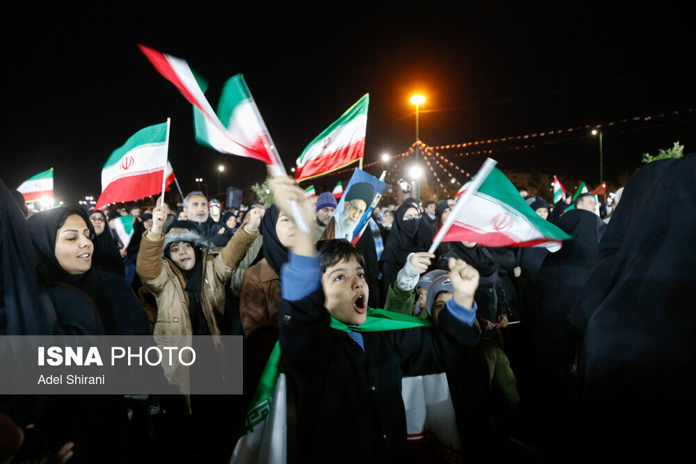 سوگ شبانه اصفهانیها برای رهبری شهید؛ از سلام نظامی به تصویر آیتالله خامنهای تا چشمهای گریان کودکان و جوانان + تصاویر