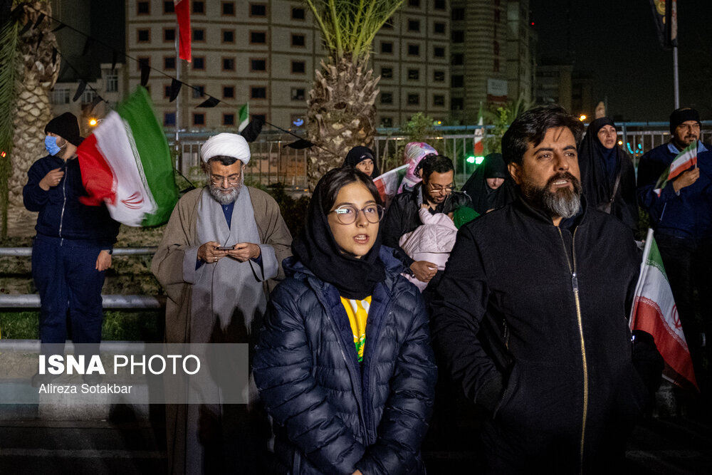 عزاداری تهرانیها در میدان ولیعصر برای آیتالله خامنهای؛ یک دست پرچم جمهوری اسلامی و یک دست عکس رهبری شهید + تصویر