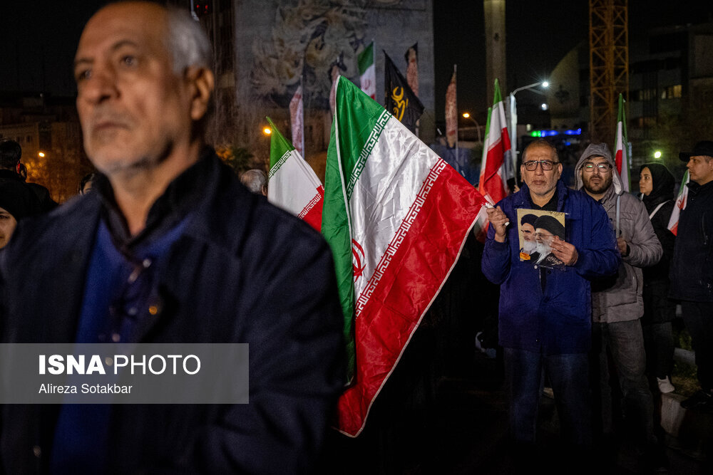 عزاداری تهرانیها در میدان ولیعصر برای آیتالله خامنهای؛ یک دست پرچم جمهوری اسلامی و یک دست عکس رهبری شهید + تصویر