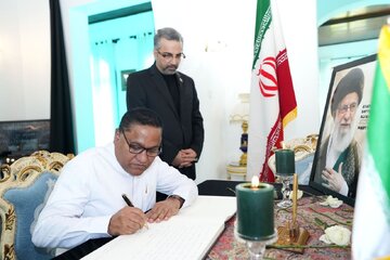 حضور وزیر خارجه سری لانکا در سفارت ایران/امضای دفتر یادبود رهبر شهید انقلاب