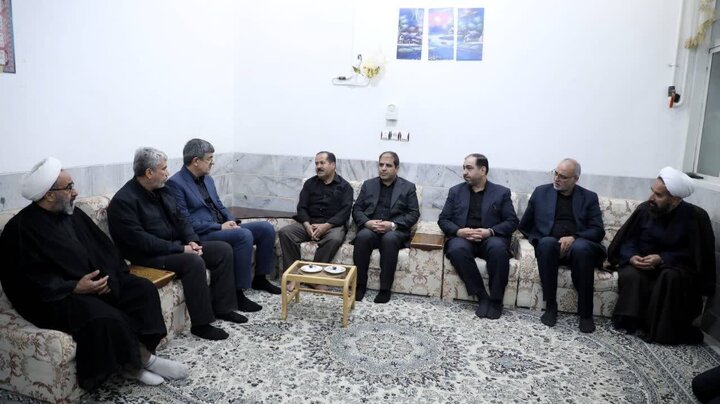 حضور بابایی استاندار یزد در منزل خانواده شهید والامقام اقتدار، محسن زارع