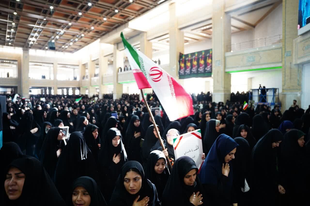 حضور باشکوه میبدی ها در سوگ شهادت رهبر معظم انقلاب اسلامی حضور باشکوه میبدی ها در سوگ شهادت رهبر معظم انقلاب اسلامی
