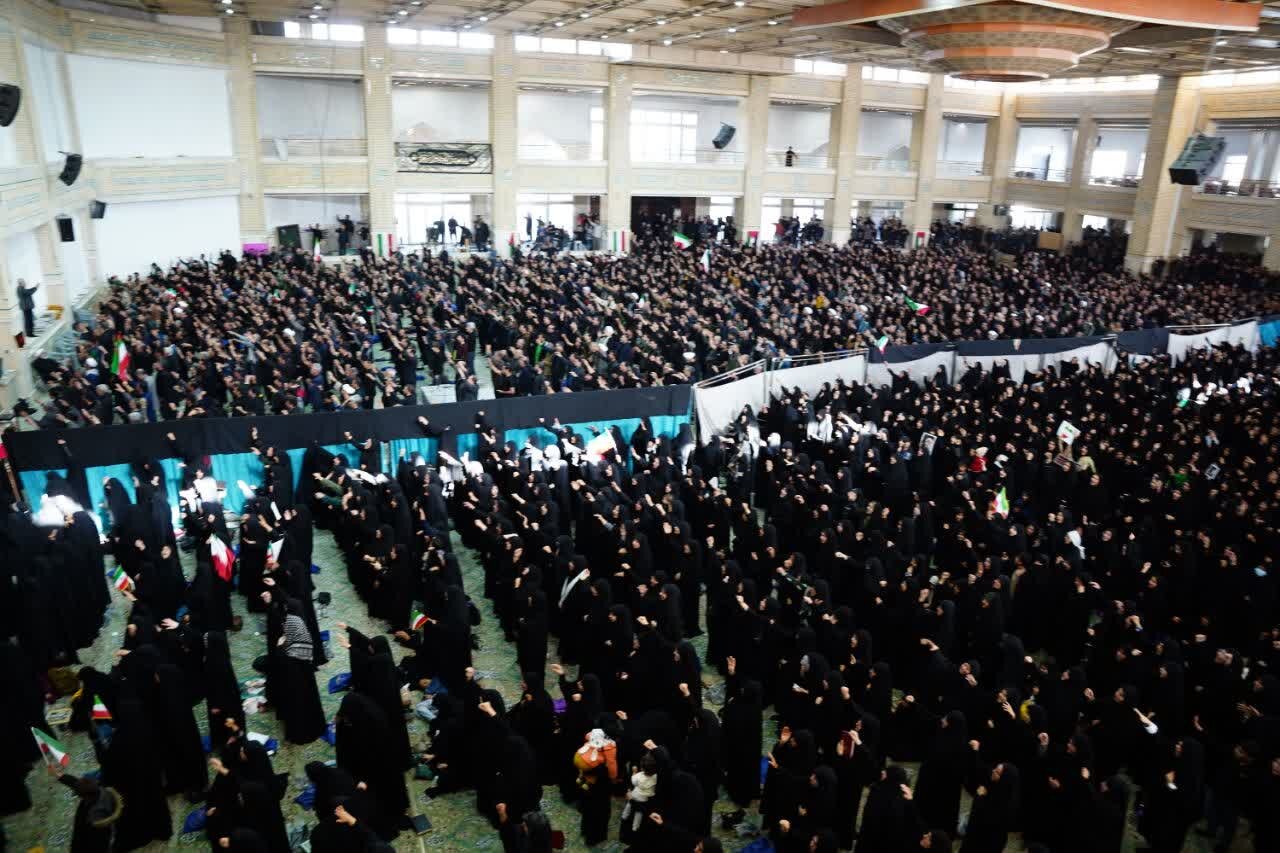 حضور باشکوه میبدی ها در سوگ شهادت رهبر معظم انقلاب اسلامی حضور باشکوه میبدی ها در سوگ شهادت رهبر معظم انقلاب اسلامی