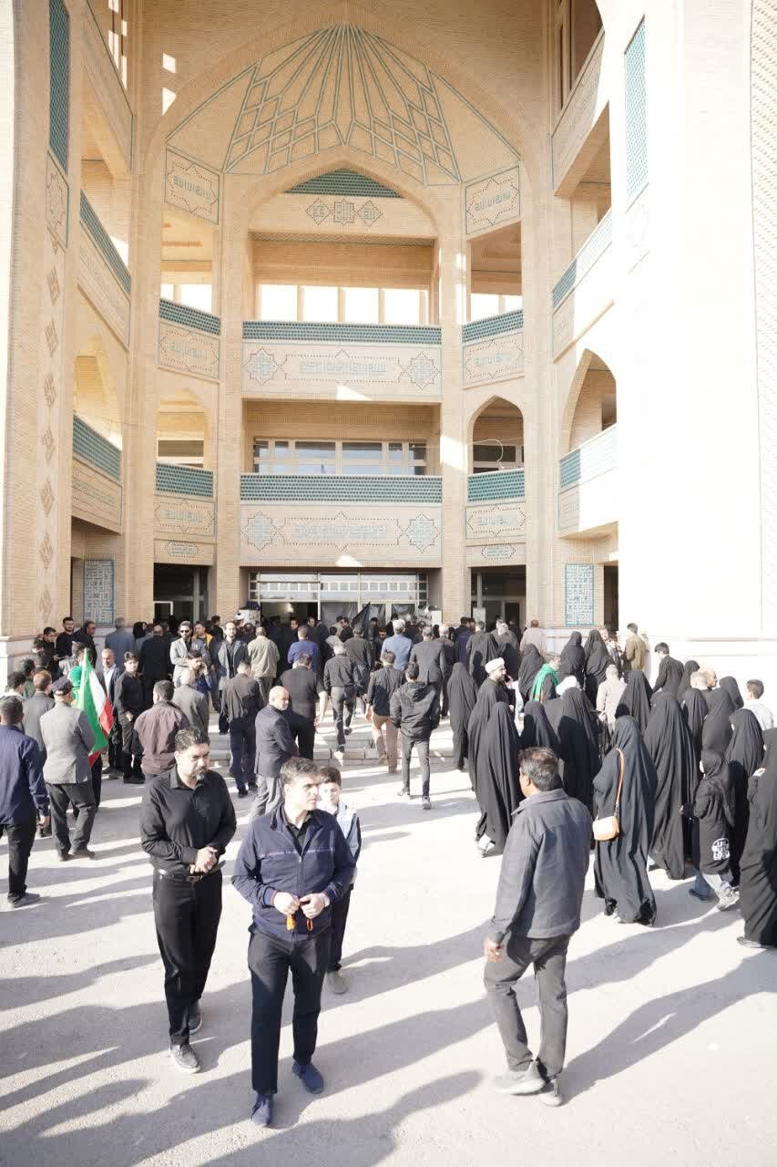 حضور باشکوه میبدی ها در سوگ شهادت رهبر معظم انقلاب اسلامی حضور باشکوه میبدی ها در سوگ شهادت رهبر معظم انقلاب اسلامی