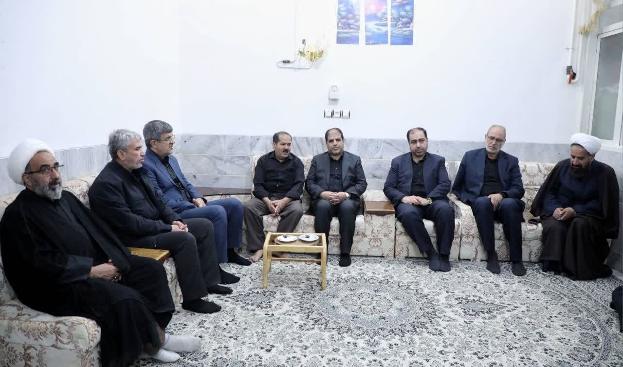 حضور بابایی استاندار یزد در منزل خانواده شهید والامقام اقتدار، محسن زارع