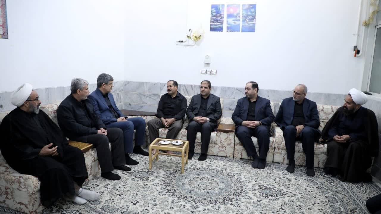 حضور بابایی استاندار یزد در منزل خانواده شهید والامقام اقتدار، محسن زارع