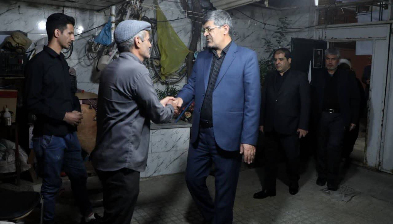حضور بابایی استاندار یزد در منزل خانواده شهید والامقام اقتدار، محسن زارع
