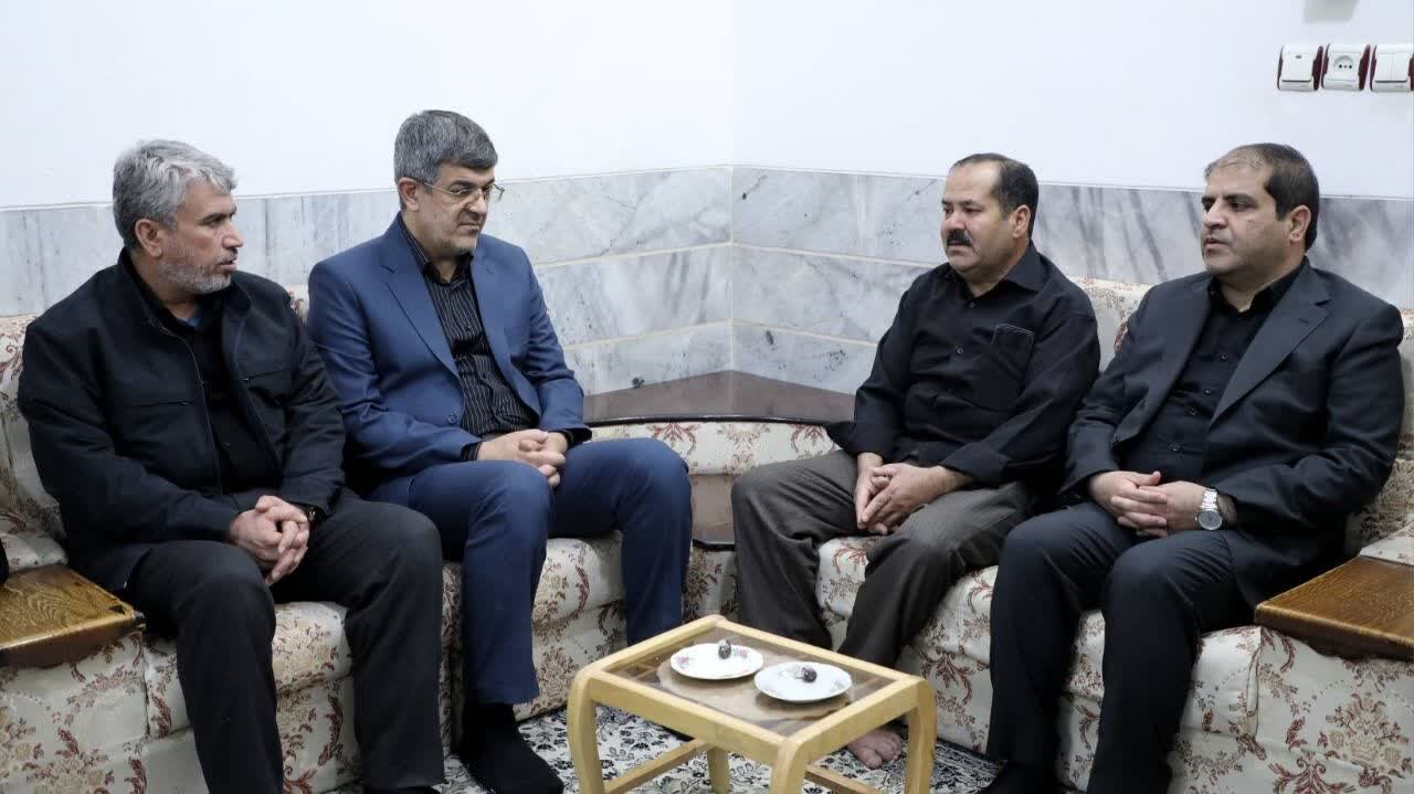 حضور بابایی استاندار یزد در منزل خانواده شهید والامقام اقتدار، محسن زارع
