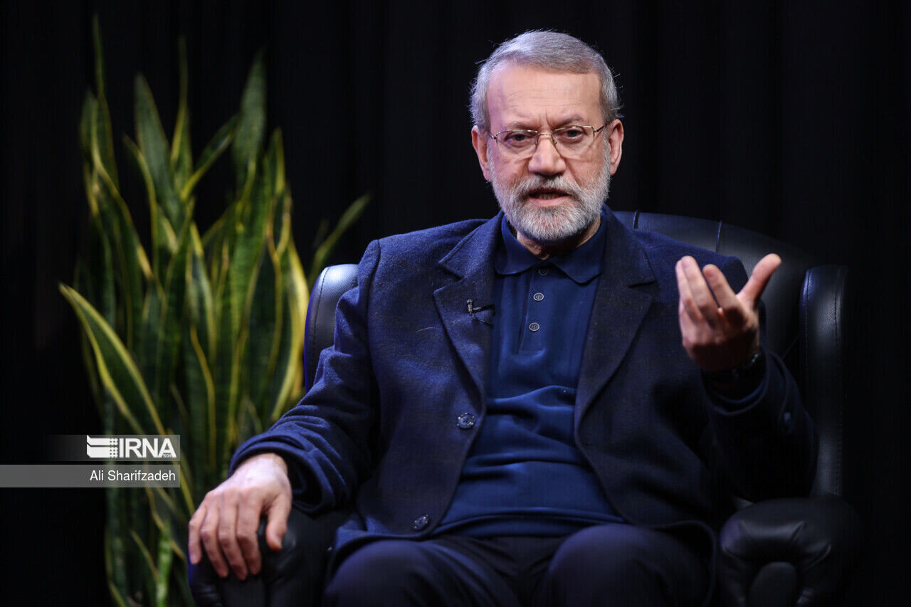 عکس | حضور شهید علی لاریجانی در کنار محمد خاتمی و احمد جنتی در حال راز و نیاز با خدا