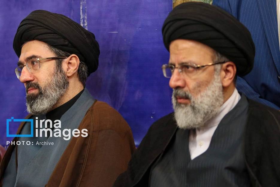 آیت الله مجتبی خامنهای در قاب تصویر؛ از حضور در راهپیمایی همراه با فرزندان تا روزی که سردار سلیمانی پیشانی او را بوسید + تصاویر