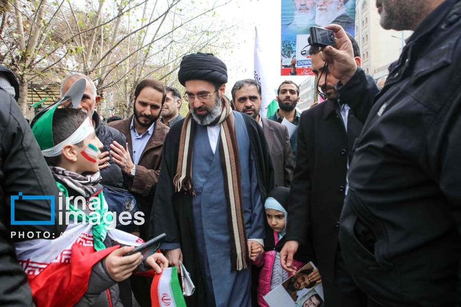 آیت الله مجتبی خامنه‌ای در قاب تصویر؛ از حضور در راهپیمایی همراه با فرزندان تا روزی که سردار سلیمانی پیشانی او را بوسید + تصاویر