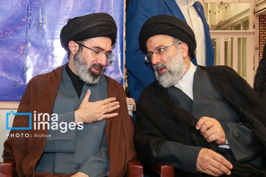 آیت الله مجتبی خامنهای در قاب تصویر؛ از حضور در راهپیمایی همراه با فرزندان تا روزی که سردار سلیمانی پیشانی او را بوسید + تصاویر