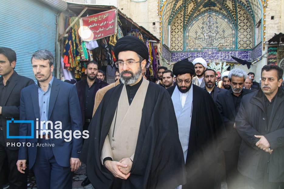آیت الله مجتبی خامنه‌ای در قاب تصویر؛ از حضور در راهپیمایی همراه با فرزندان تا روزی که سردار سلیمانی پیشانی او را بوسید + تصاویر