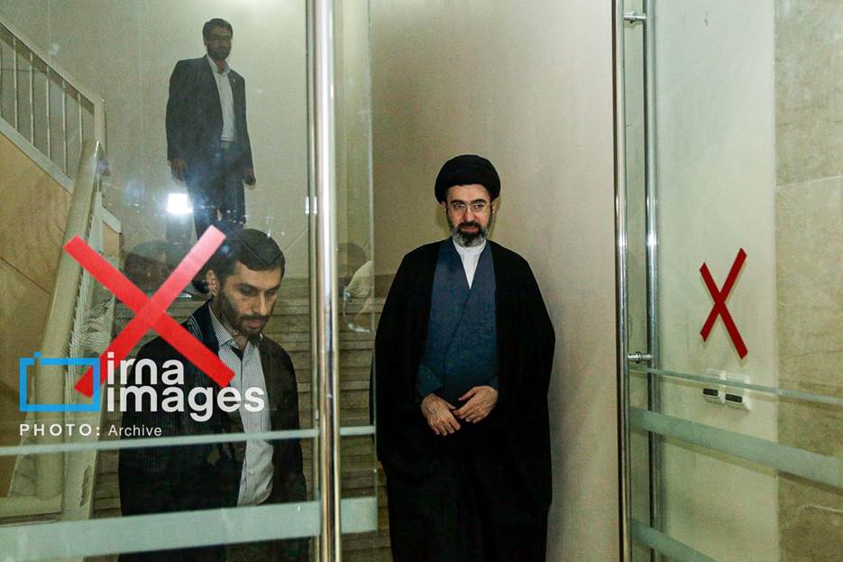آیت الله مجتبی خامنهای در قاب تصویر؛ از حضور در راهپیمایی همراه با فرزندان تا روزی که سردار سلیمانی پیشانی او را بوسید + تصاویر