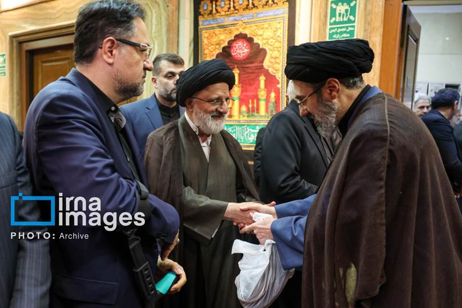 آیت الله مجتبی خامنه‌ای در قاب تصویر؛ از حضور در راهپیمایی همراه با فرزندان تا روزی که سردار سلیمانی پیشانی او را بوسید + تصاویر
