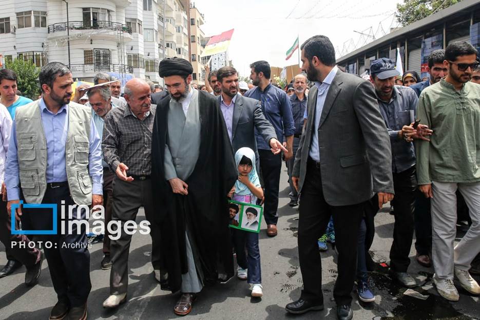آیت الله مجتبی خامنهای در قاب تصویر؛ از حضور در راهپیمایی همراه با فرزندان تا روزی که سردار سلیمانی پیشانی او را بوسید + تصاویر