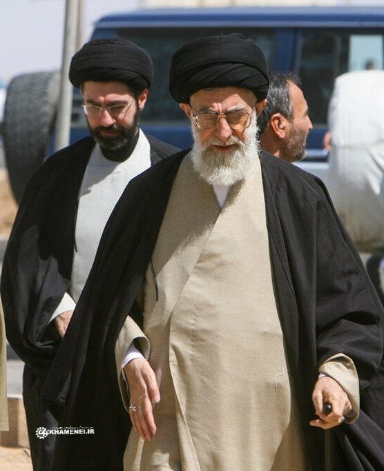 رهبر شهید و رهبر جدید جمهوری اسلامی در یک قاب تصویر/ پدر و پسر در سفر استانی + عکس