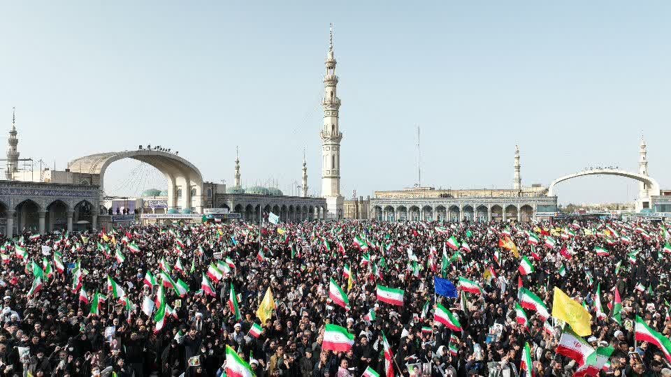 بیعت با سومین رهبر انقلاب در مسجد جمکران