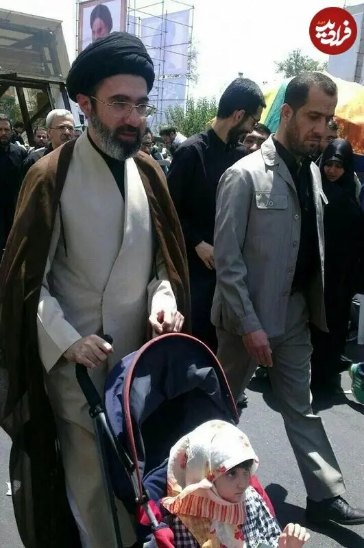 عکس | تصویری مربوط به ۱۰ سال پیش از آیت الله سیدمجتبی خامنه‌ای به همراه دختر خردسال‌شان در راهپیمایی روز قدس سال ۱۳۹۴