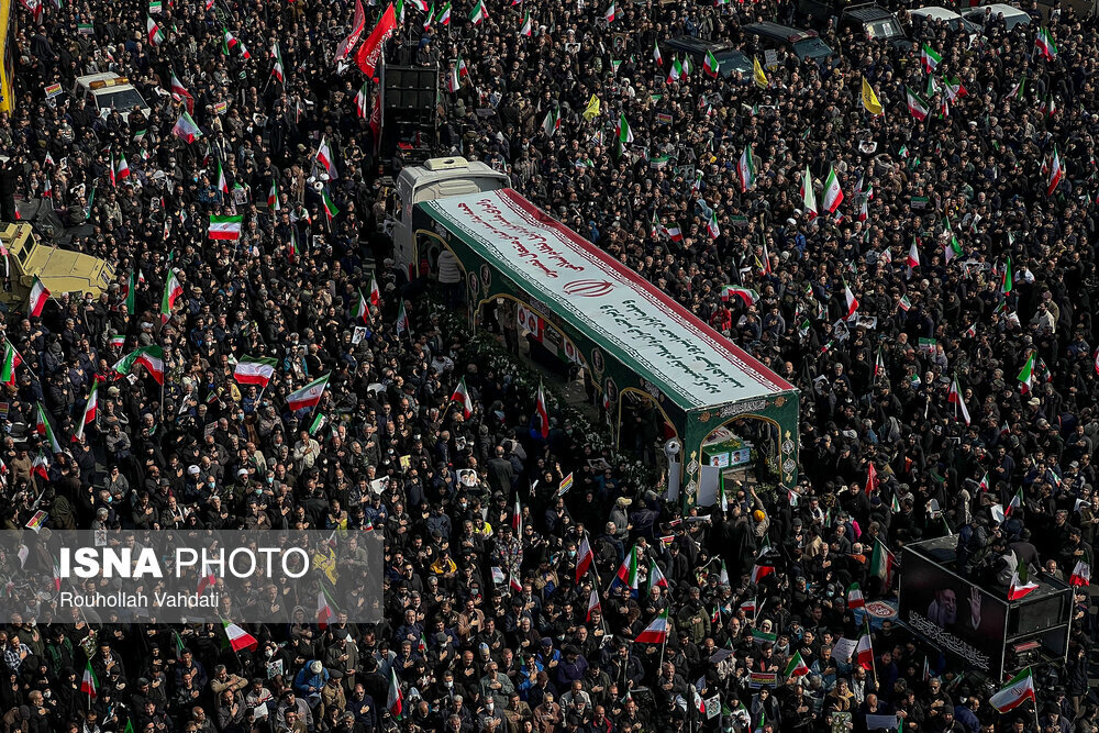 تصاویری از مراسم تشییع پیکر فرماندهان شهید «جنگ رمضان» در میدان انقلاب تهران