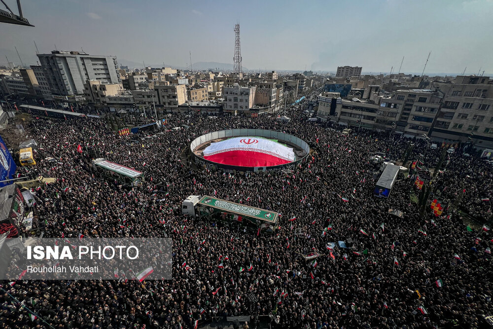 تصاویری از مراسم تشییع پیکر فرماندهان شهید «جنگ رمضان» در میدان انقلاب تهران