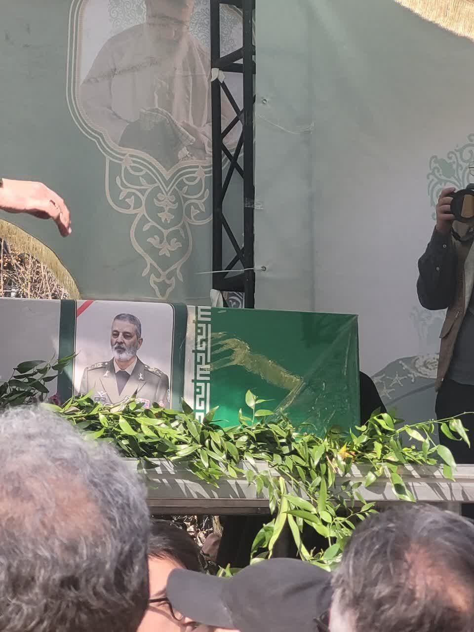 عکس |  تصویری از تابوت شهید امیر سپهبد سید عبدالرحیم موسوی در مراسم تشییع امروز