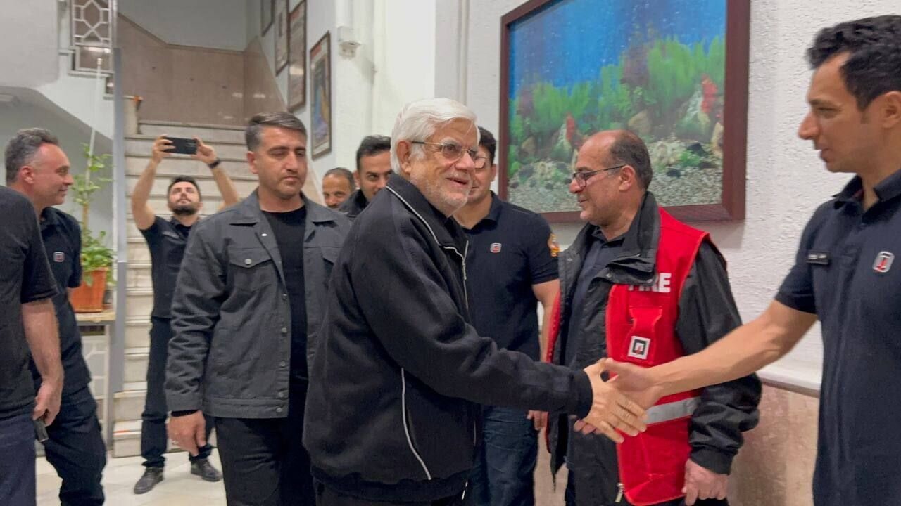معاون اول پزشکیان در میان آتش نشانان تهران/ وقتی عارف در ایستگاه آتش نشانی بحث سیاسی کرد + تصویر
