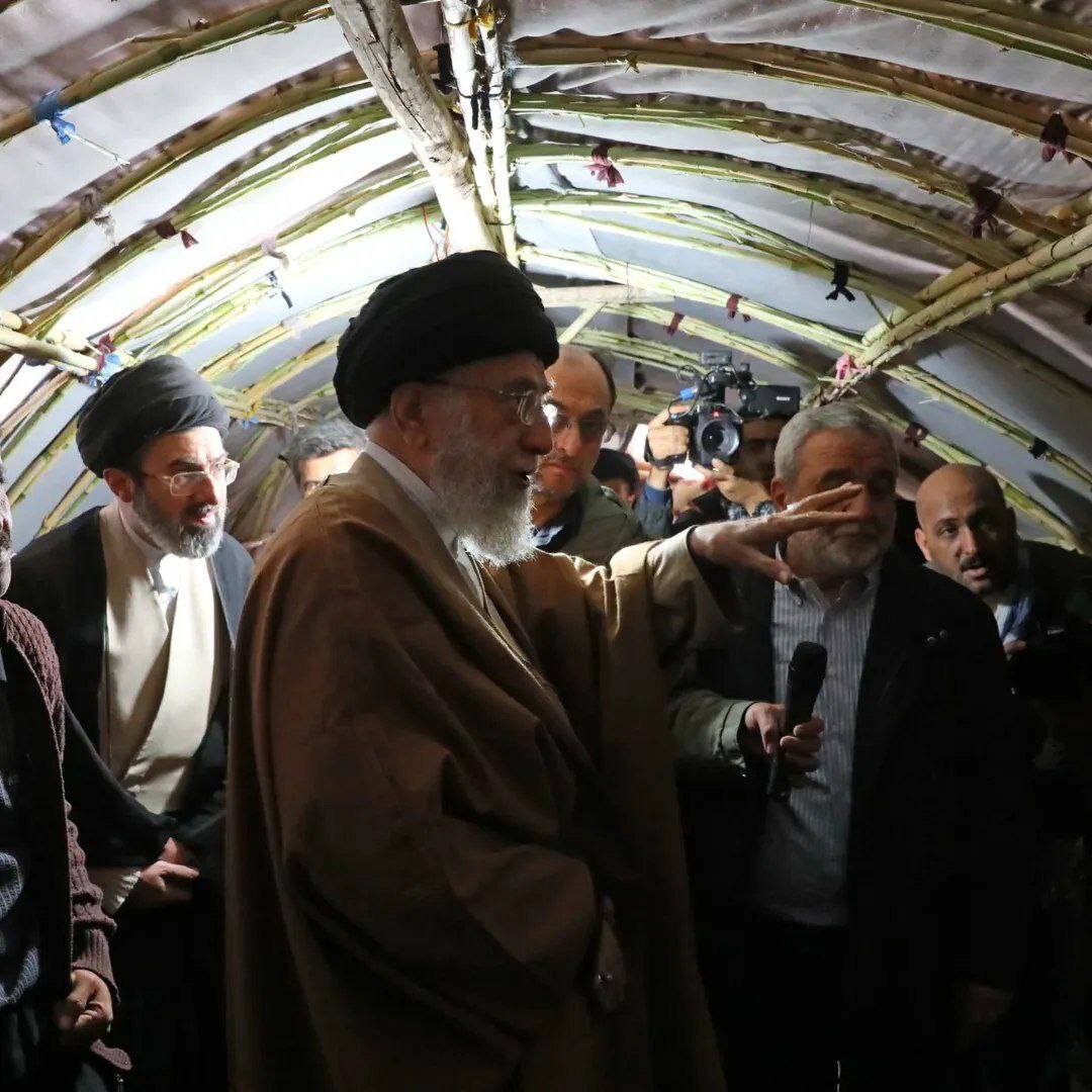 آیتالله سید مجتبی خامنهای در مناطق زلزله زده کرمانشاه + تصویر
