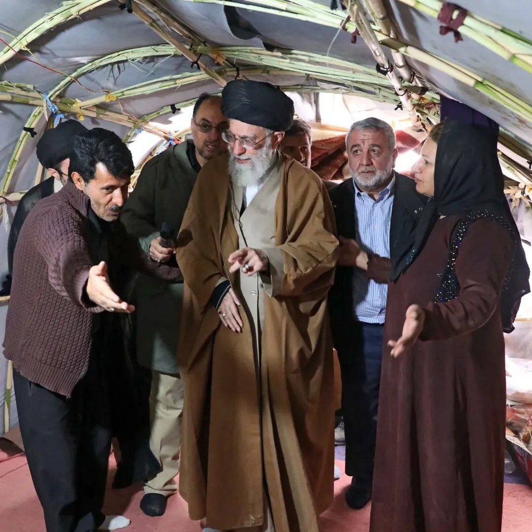 آیت‌الله سید مجتبی خامنه‌ای در مناطق زلزله زده کرمانشاه + تصویر