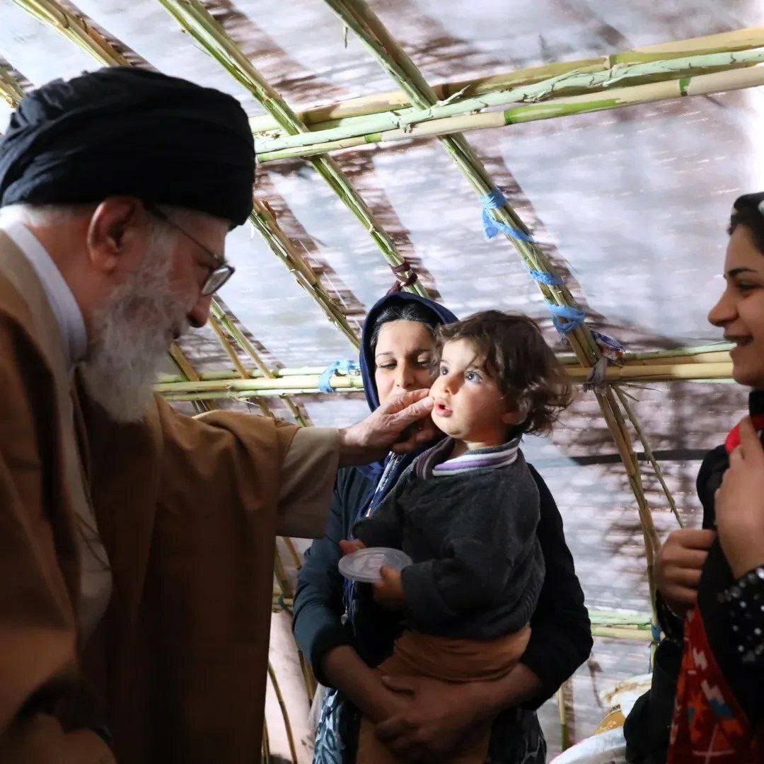 آیتالله سید مجتبی خامنهای در مناطق زلزله زده کرمانشاه + تصویر