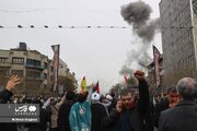 عکس | نماز خواندن یک مرد تهرانی در حاشیه راهپیمایی روز قدس بعد از حمله جنگنده‌های آمریکایی - اسرائیلی
