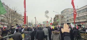 آلبوم تصویری مسئولان و مردم در خیابان در راهپیمایی روز قدس/ مشت‌های گره کرده رو به آسمان  و راهپیمایی زیر بمباران + عکس