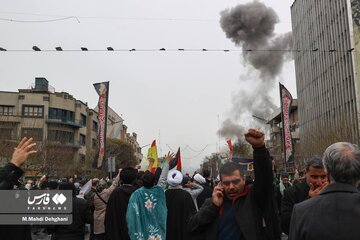 عکس | نماز خواندن یک مرد تهرانی در حاشیه راهپیمایی روز قدس بعد از حمله جنگنده‌های آمریکایی - اسرائیلی