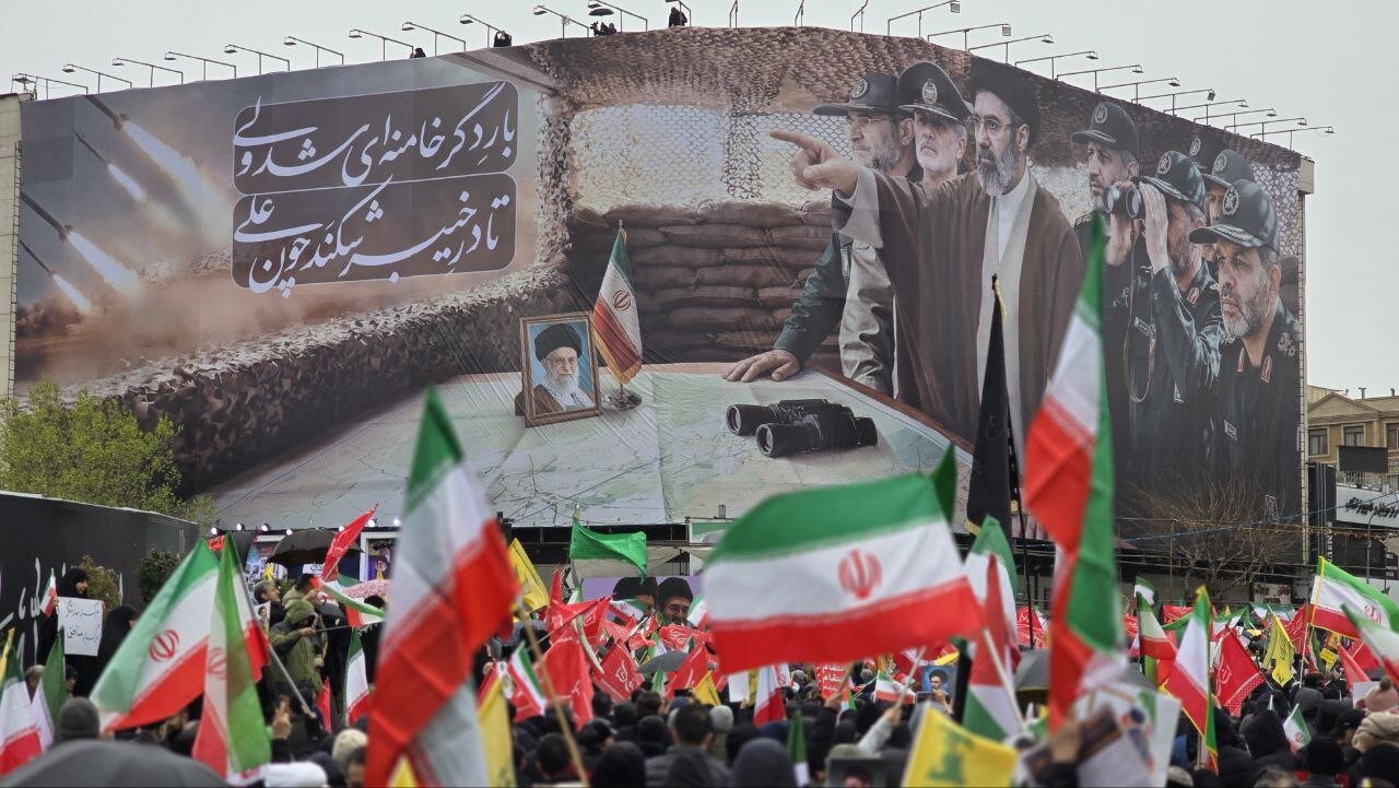 دیوارنگاره جدید میدان انقلاب + عکس