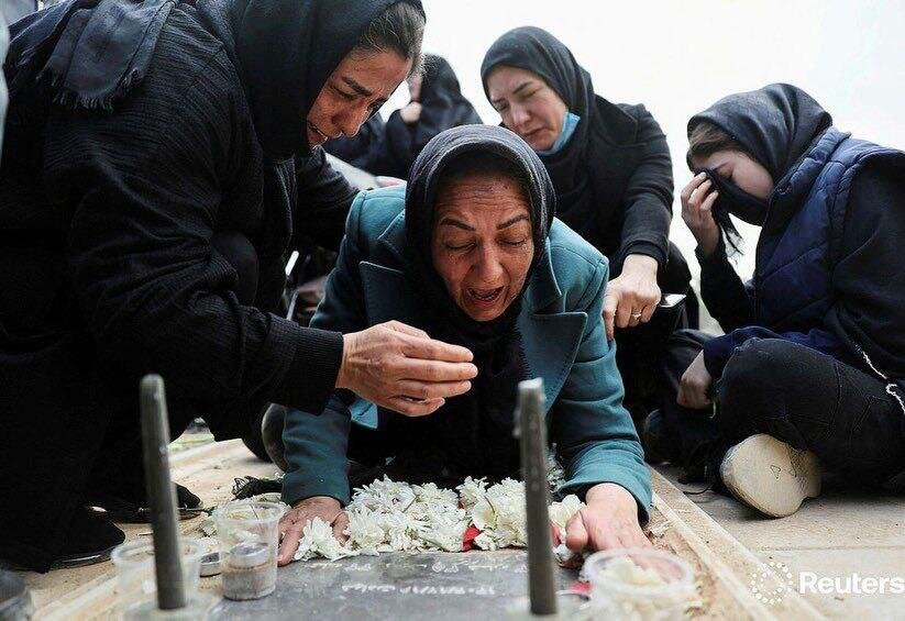 تصاویر رویترز از خاکسپاری شهدای جنگ در ایران + عکس