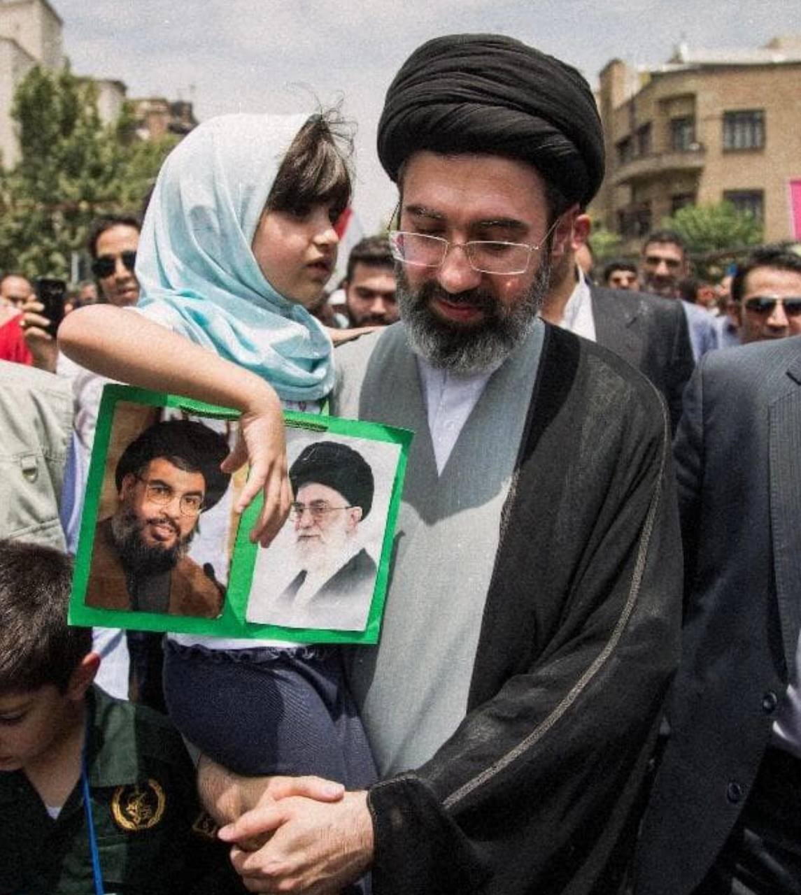 تصویری از آیتالله مجتبی خامنهای در راهپیمایی روز قدس