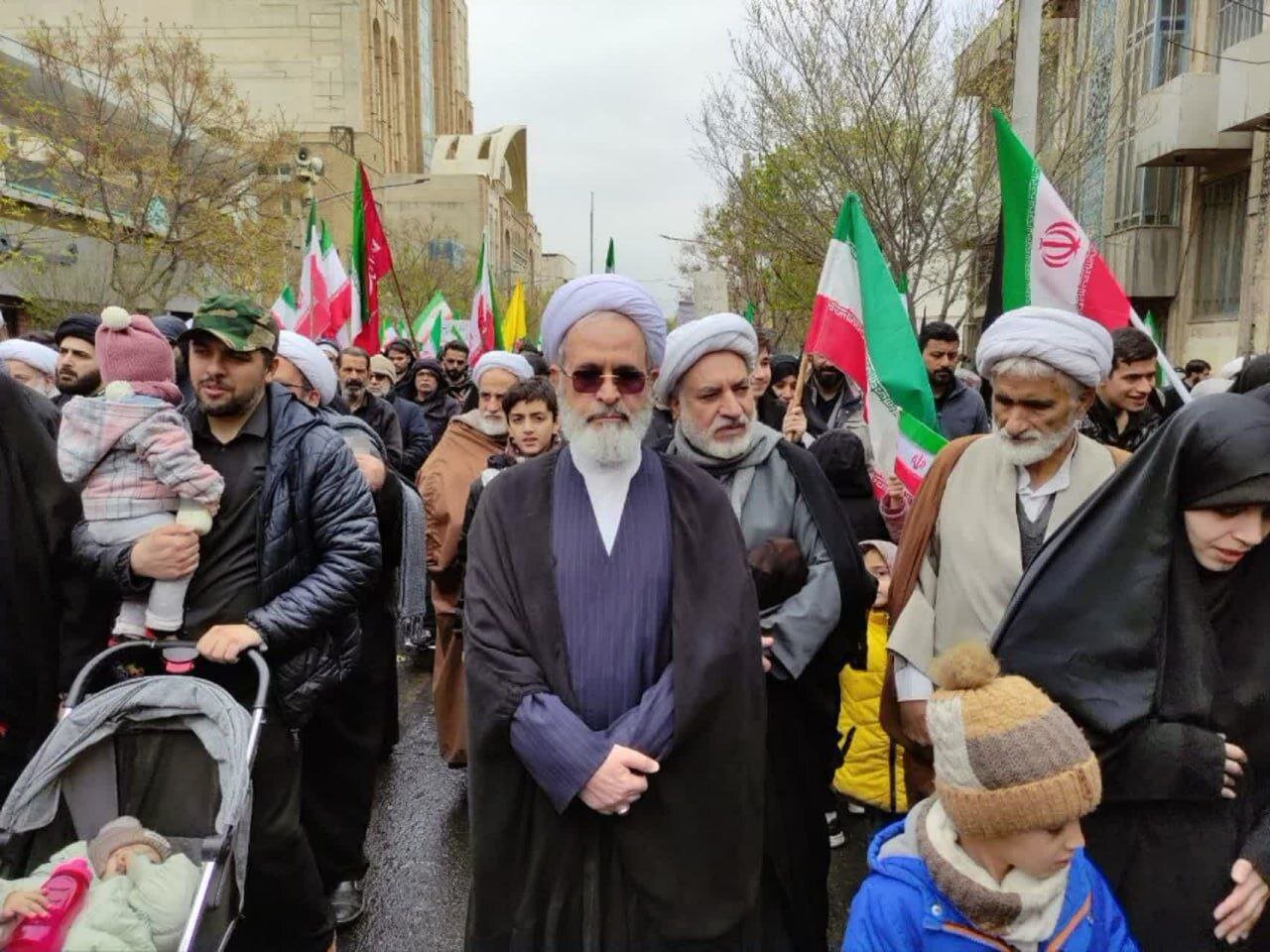 تصویری از حضور آیت الله اعرافی در راهپیمایی روز قدس/ عضو شورای موقت رهبری درباره انتخاب رهبر جدید چه گفت؟ + عکس