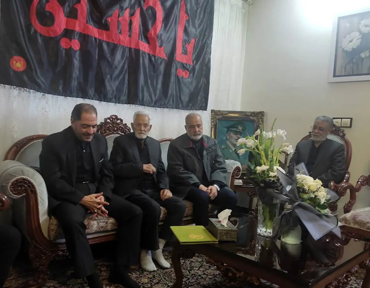 دیدار جمعی از مسئولان ارتش با خانواده شهید سپهبد موسوی + عکس