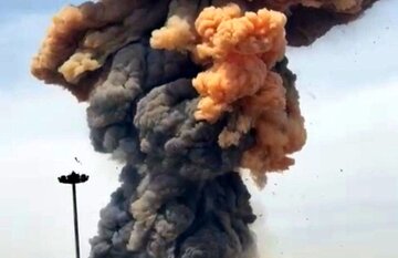 لحظه نجات یک کودک از زیر آوار در تهران+ عکس لحظه نجات یک کودک از زیر آوار در تهران+ عکس