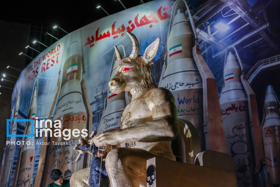 عکس هایی از مراسم وداع با شهدای ناوشکن دنا در تهران/ از زنان کفنپوش تا پرچم حزب الله لبنان و آتش زدن بت بعل
