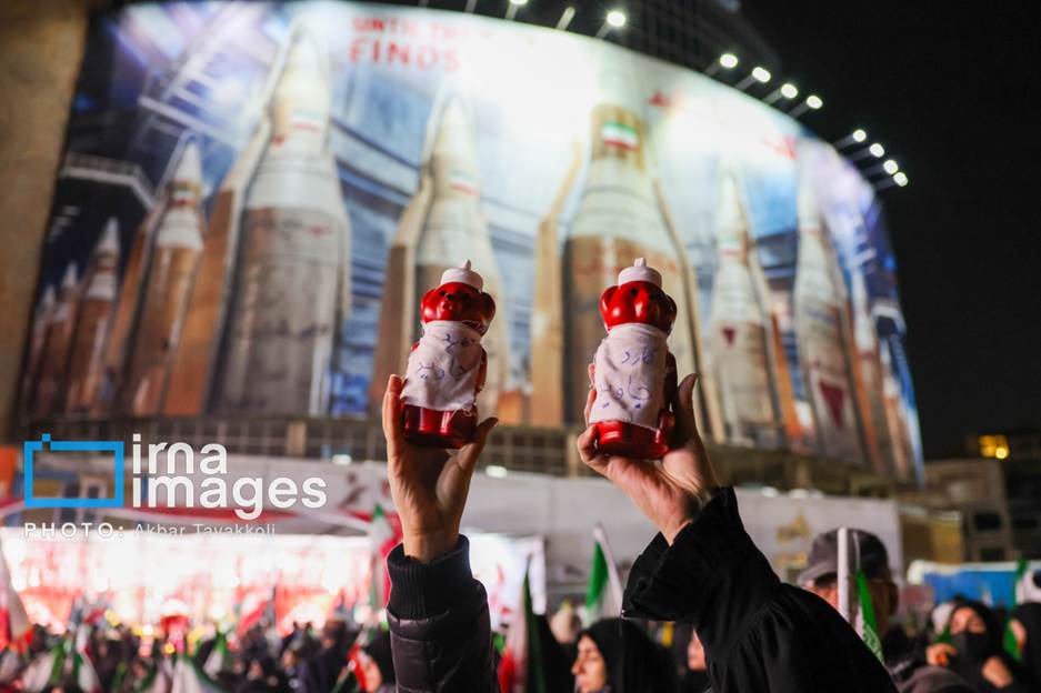 عکس هایی از مراسم وداع با شهدای ناوشکن دنا در تهران/ از زنان کفنپوش تا پرچم حزب الله لبنان و آتش زدن بت بعل