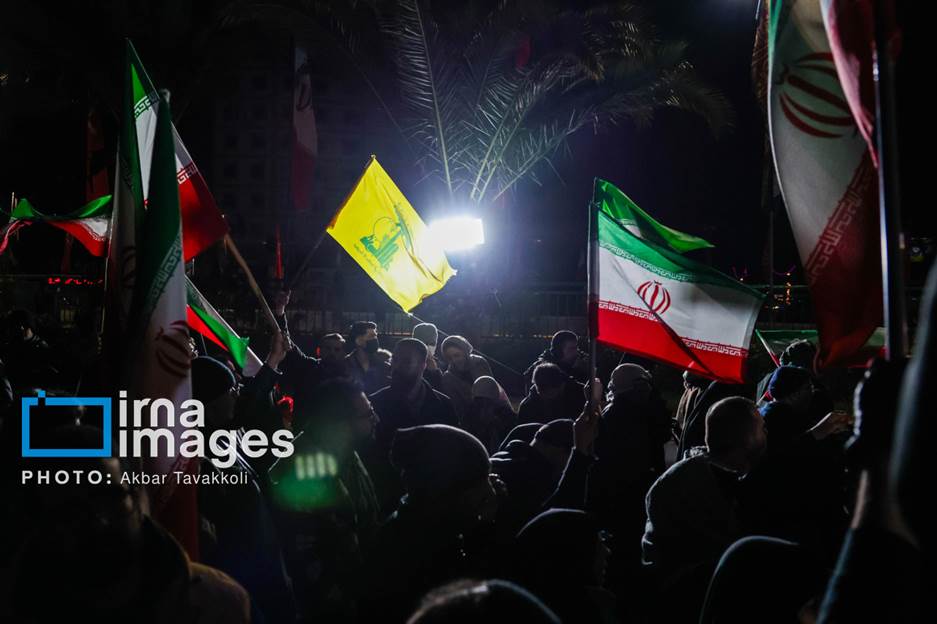 عکس هایی از مراسم وداع با شهدای ناوشکن دنا در تهران/ از زنان کفنپوش تا پرچم حزب الله لبنان و آتش زدن بت بعل