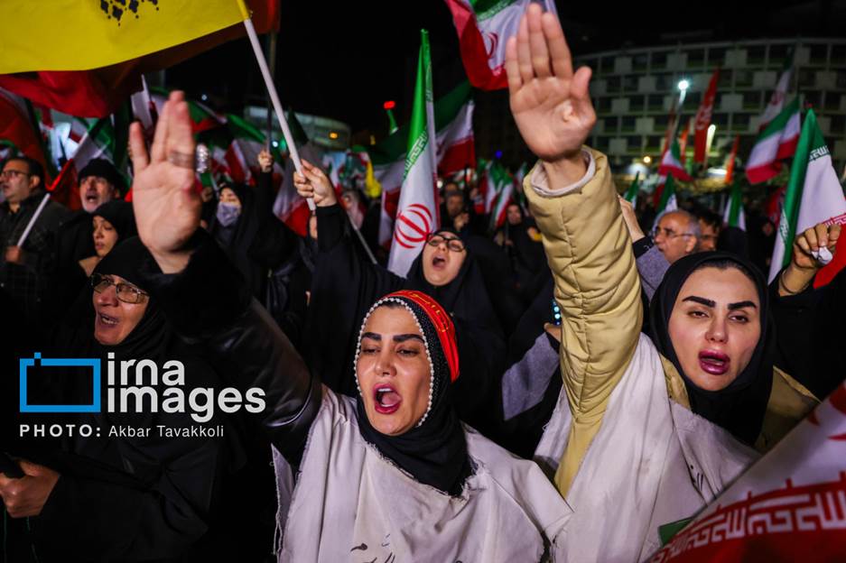 عکس هایی از مراسم وداع با شهدای ناوشکن دنا در تهران/ از زنان کفنپوش تا پرچم حزب الله لبنان و آتش زدن بت بعل