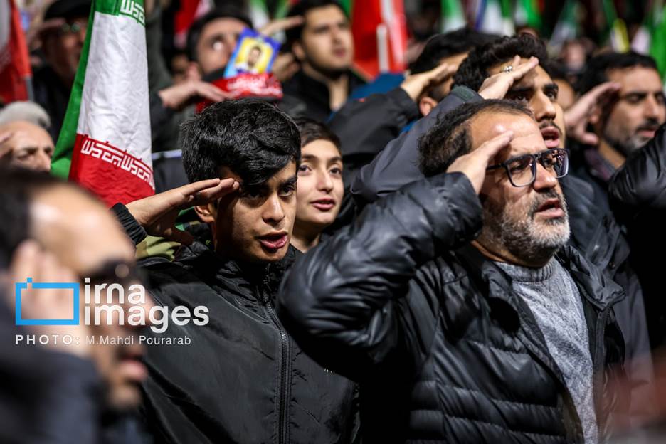 عکس هایی از مراسم وداع با شهدای ناوشکن دنا در تهران/ از زنان کفنپوش تا پرچم حزب الله لبنان و آتش زدن بت بعل