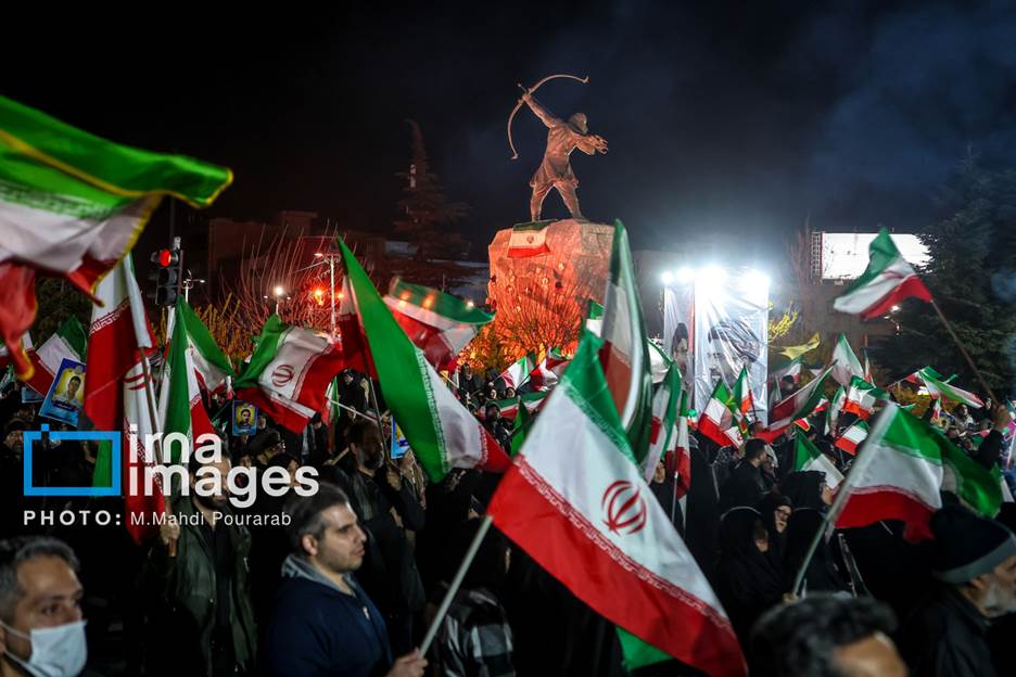 عکس هایی از مراسم وداع با شهدای ناوشکن دنا در تهران/ از زنان کفنپوش تا پرچم حزب الله لبنان و آتش زدن بت بعل