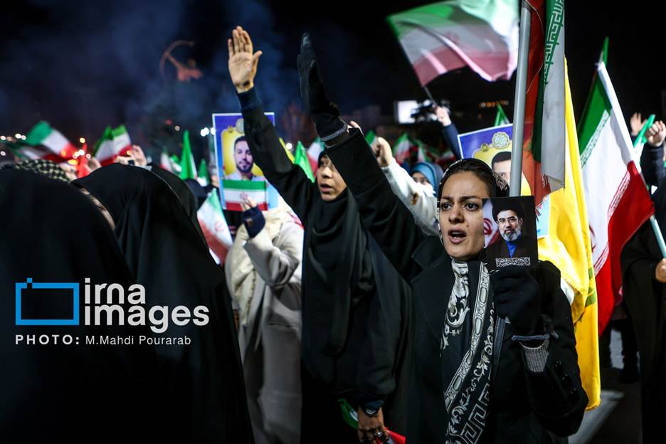 عکس هایی از مراسم وداع با شهدای ناوشکن دنا در تهران/ از زنان کفنپوش تا پرچم حزب الله لبنان و آتش زدن بت بعل