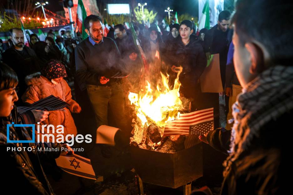 عکس هایی از مراسم وداع با شهدای ناوشکن دنا در تهران/ از زنان کفنپوش تا پرچم حزب الله لبنان و آتش زدن بت بعل